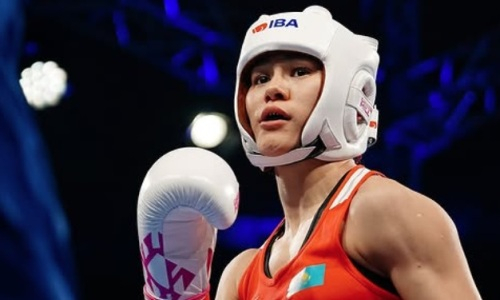 Казахстанка разгромила трехкратную чемпионку и вышла в четвертьфинал ЧМ-2025 по боксу