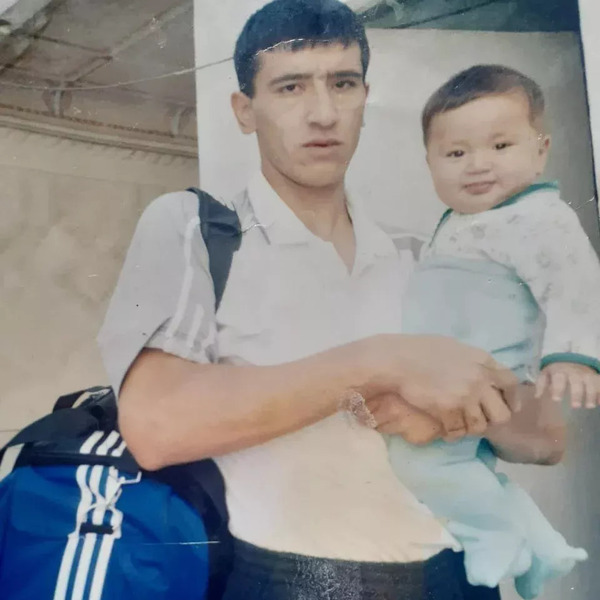 «Узбекский воин». В Англии опубликованы семейные фотографии Хусанова