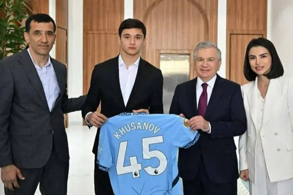 «Манчестер Сити» сделал уникальный подарок президенту Узбекистана. Фото