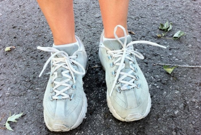 Как отбелить кроссовки за 5 минут — жёлтых пятен больше не будет