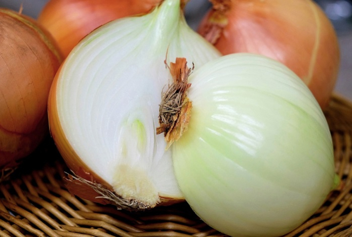 Зачем в Турции кладут половину луковицы под ковер