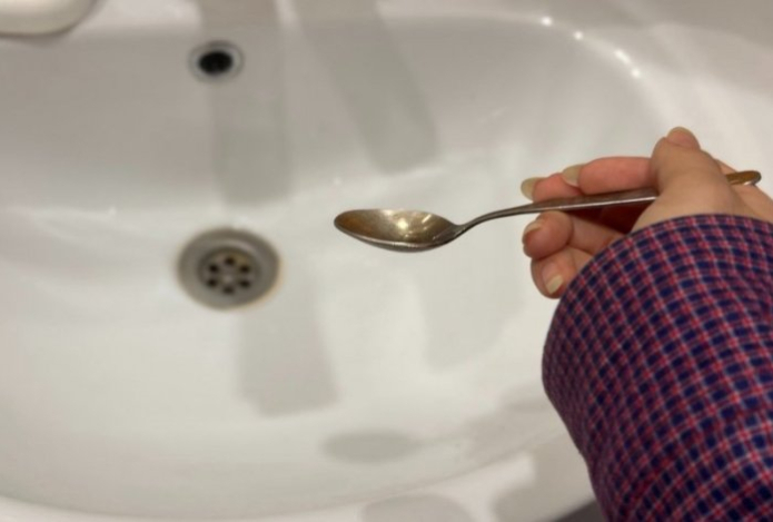 Всего пять ложек в раковину — и столетний засор растворится. Без сантехника и вантуза