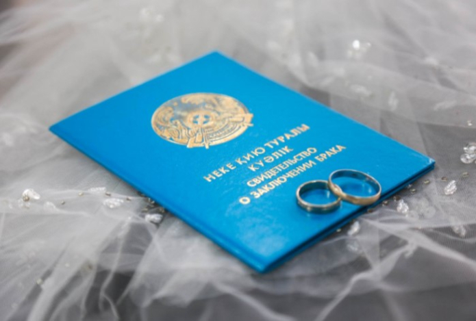 Смена фамилии при вступлении в брак. Плюсы и минусы для казахстанцев