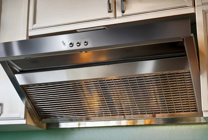 Жир с решетки вытяжки растворится без усилий — помогут три доступных средства из кухонного шкафа