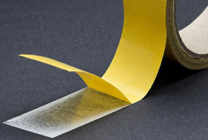 Зачем наклеивать скотч на пластиковую карту. Полезный лайфхак для всех владельцев