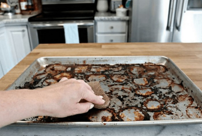 Залейте противень этой смесью — через час нагар как ветром сдует. Никакой бытовой химии