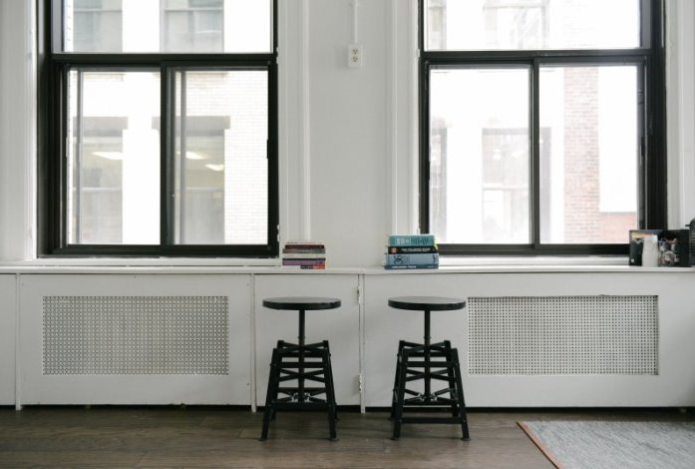 Две ложки — и грязный желтый подоконник засиял белизной. Пять минут и смываем