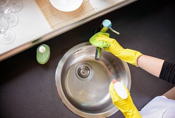 Немного этого особого порошка на губку — и раковина на кухне будет блестеть еще полгода