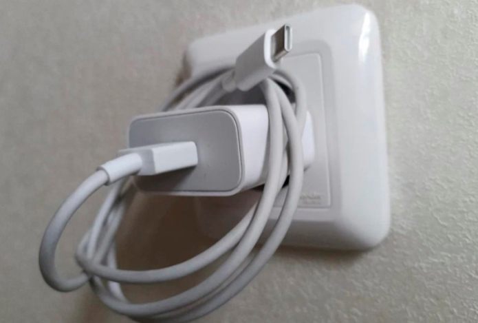 Нужно ли вынимать зарядное устройство из розетки, если ничего не заряжается