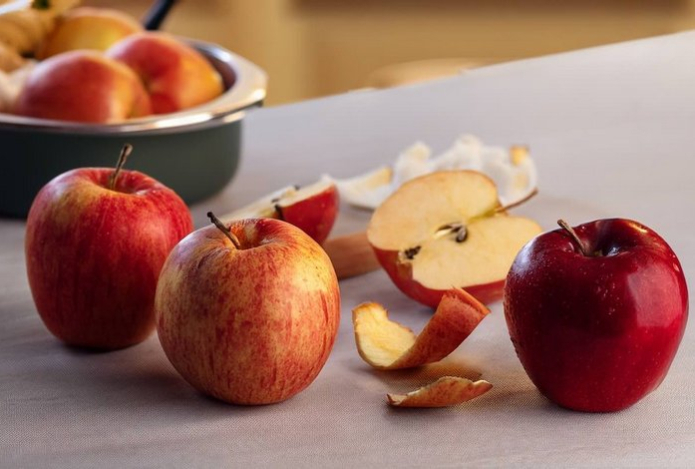 Назван быстрый способ очистки яблок, о котором мало кто знает. Кожура отделяется мгновенно — мякоть остается целой