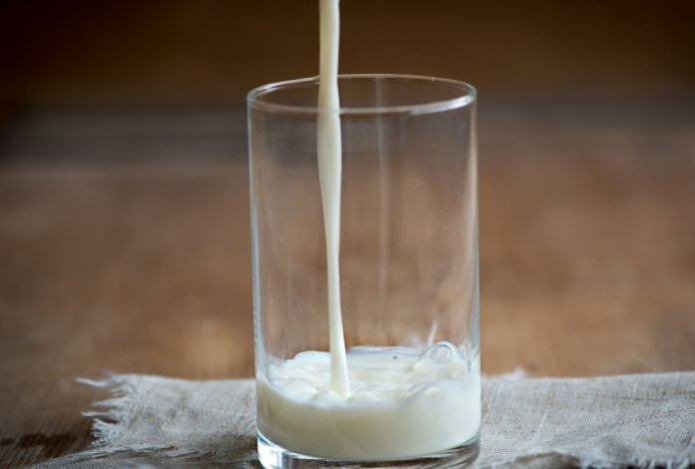 Почему не стоит выбрасывать испорченное молоко