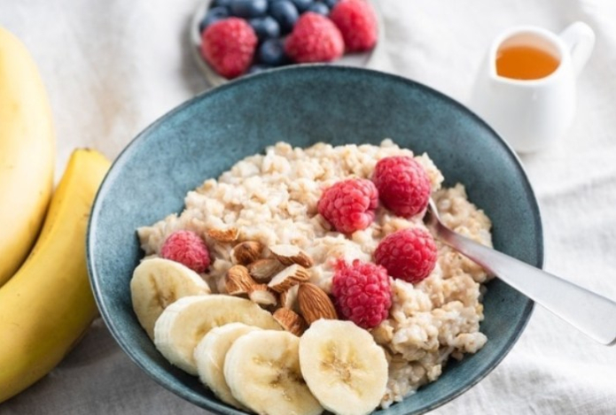 Почему овсянка считается бесполезной кашей — доктор Малышева дала ответ