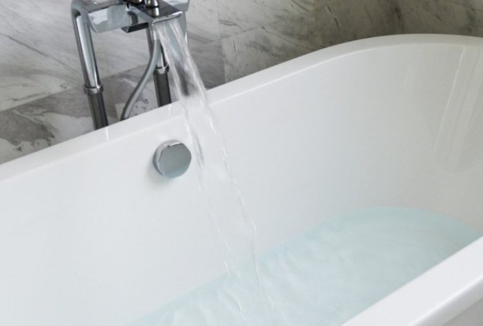 Три капли на губку — и желтизна с ванны испарилась. Вам даже тереть не придётся