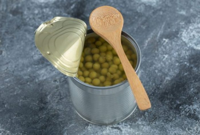 Нужно ли сливать жидкость из банок с горошком