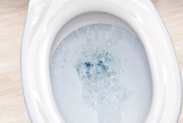 Почему нужно класть фольгу в бачок унитаза