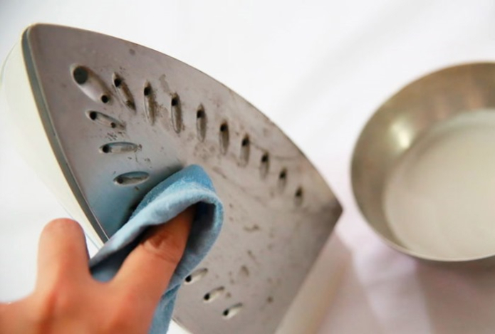 Как быстро очистить утюг от нагара — эффективные домашние методы