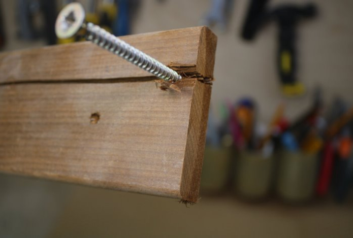 Как закрутить саморез без сверла, способ без трещин — дощечка не расколется