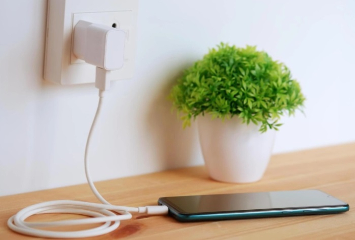Зарядку для смартфона нельзя оставлять в розетке. Четыре самые опасные причины
