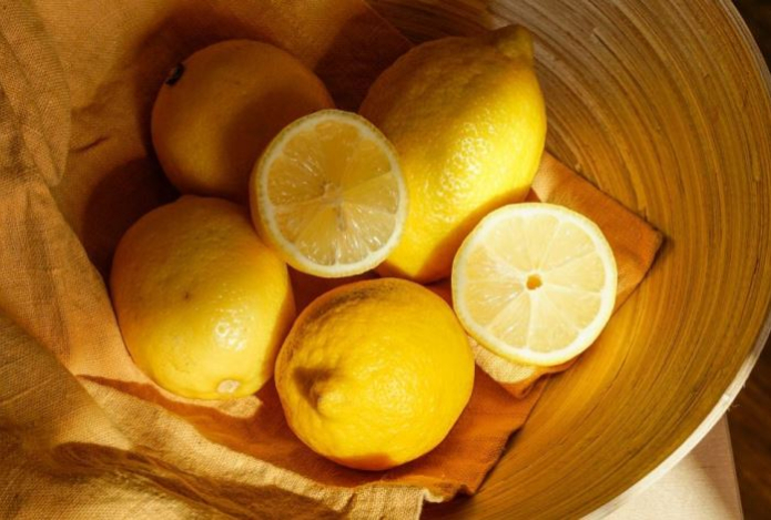 Сделайте это с остатками лимона, чтобы они не сохли и не плесневели неделями — простой, но хитрый трюк