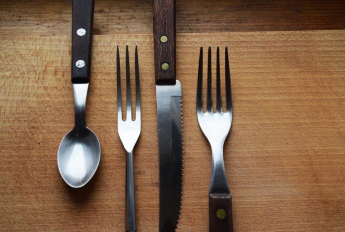 Почему нельзя хранить ножи рядом с вилками и ложками