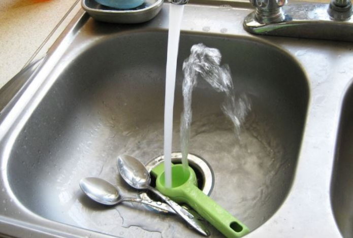 Можно ли выливать кипяток в раковину