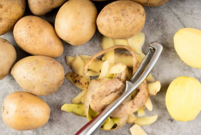 Не выбрасывайте картофельные шкурки. Пять вариантов использования в быту, которые вам понравятся