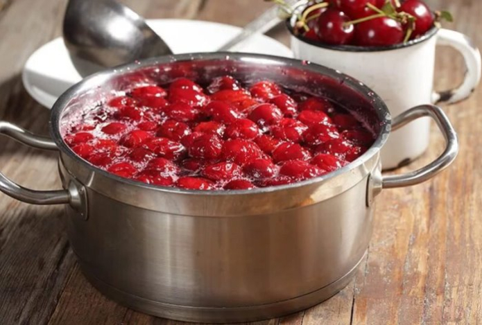 Почему нельзя варить варенье в алюминиевой кастрюле