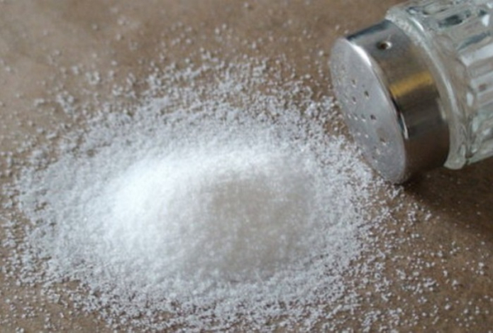 Хитрые хозяйки скупают соль коробками и бед не знают. Вот что с ней делают — 3 лайфхака