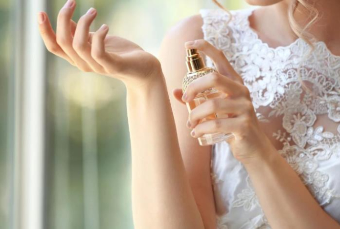 На тело и одежду пшикать не нужно. Вот куда наносить духи, чтобы пахнуть дольше