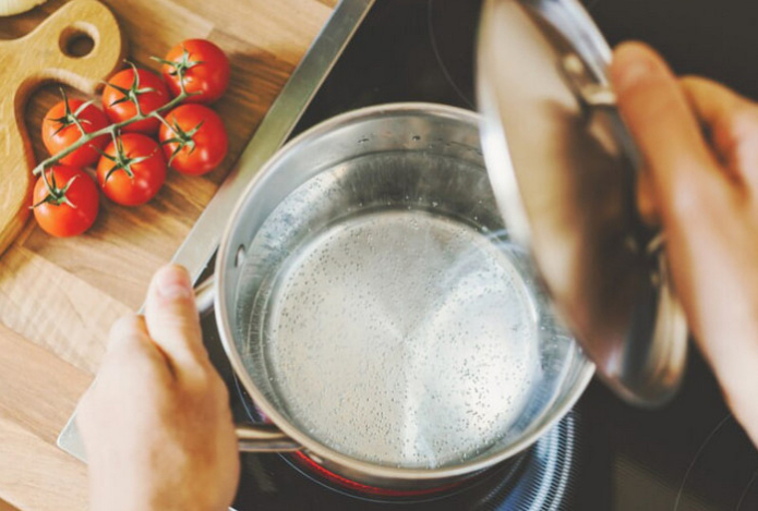 Почему не стоит сливать воду после варки овощей — раскрыта ее необычная польза в быту