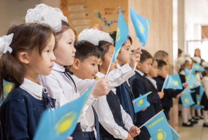 Учитель из Казахстана рассмешила казнет различиями мальчиков от девочек. Видео