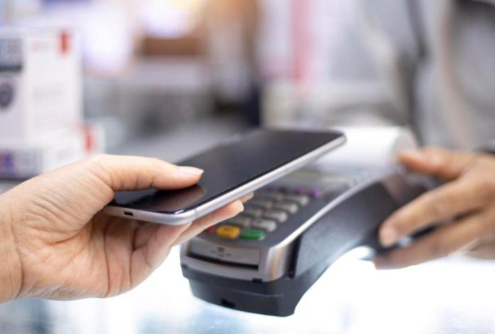 Наличные в Казахстане теряют популярность. Люди чаще используют QR и бесконтактные платежи