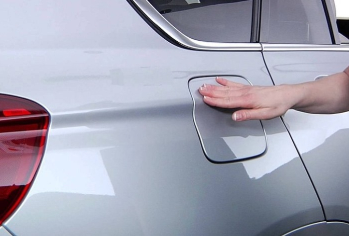 Как взломать собственную машину, если люк бензобака заперся наглухо