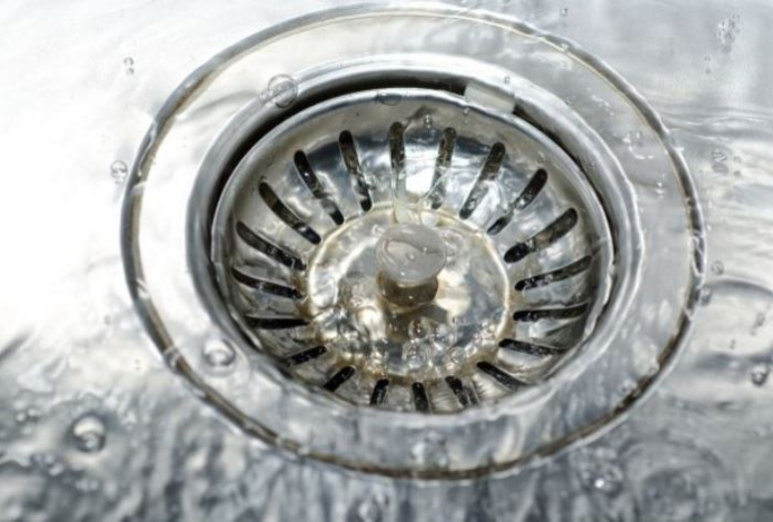 Никогда не сливайте это в раковину и унитаз. Вот что губит вашу сантехнику