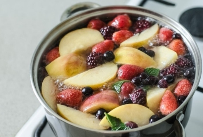 Сколько варить компот, чтобы не уничтожить пользу ягод и сухофруктов