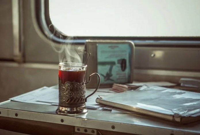 Почему никогда нельзя соглашаться на чай в поезде — неприятностей не оберетесь