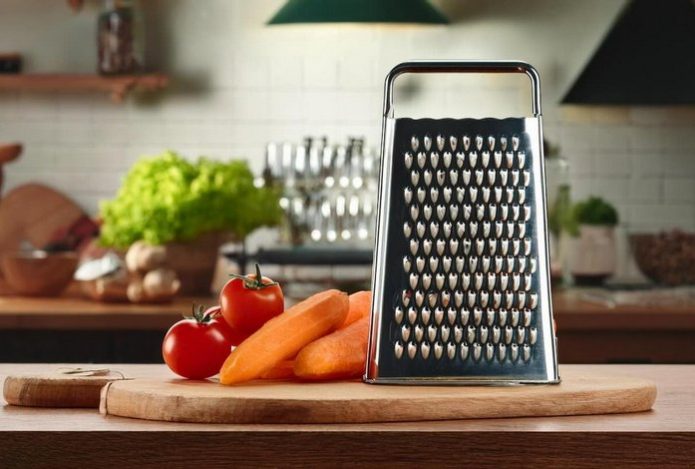 Назван способ быстрой заточки терки без наждачной бумаги — будет снова резать, а не мять продукты