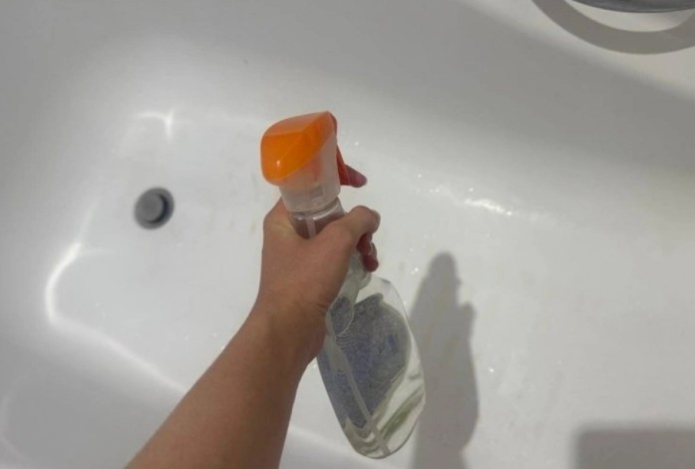 Ванна сияет белизной. Распыляем сок этого цитруса на пять минут — не пачкается весь месяц