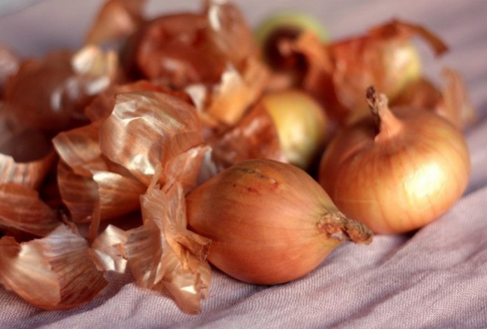 Зачем класть луковую шелуху под матрас — старинный «бабушкин» метод актуален по сей день. Эффект вас удивит