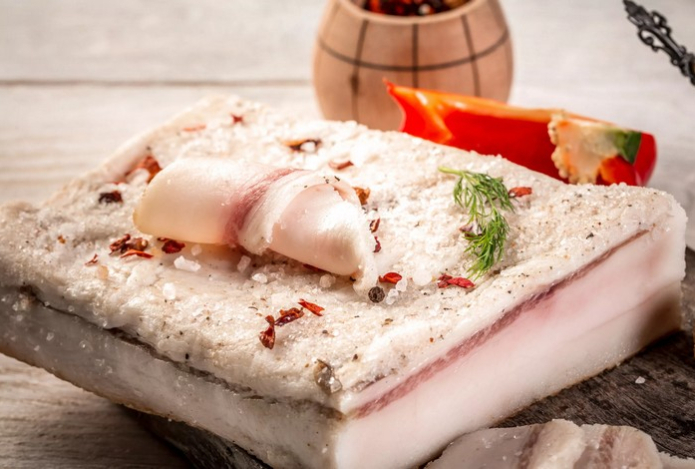 Как приготовить домашнее сало с кинзой и кориандром. Без рассола и варки — будет нежный и насыщенный аромат