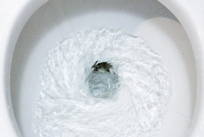 Эта хитрость позволит всегда поддерживать унитаз в чистоте — понадобится лишь одна чайная ложка