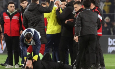 Моуринью схватил за нос тренера «Галатасарая» после поражения в Кубке Турции. Видео