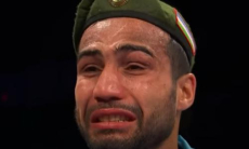 «Я обещал ей стать чемпионом мира». Звезда бокса из Узбекистана посвятил победу покойной дочери и не сдержал слез. Видео