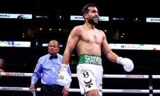 Звезда бокса из Узбекистана близок к бою за два титула чемпиона мира