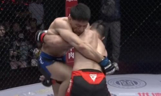 Разгромом закончился главный бой казахстанца в престижной лиге ММА