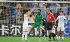 Бог все видит. Узбекистанский тренер сделал необычный жест после удаления двух игроков в финале Кубка Азии. Видео