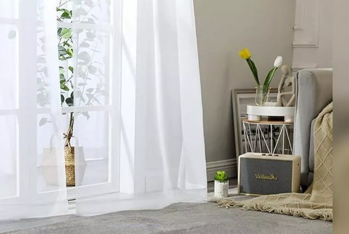 Одна рюмка этого средства в таз — и тюль снова белоснежный. Никакой желтизны и серости