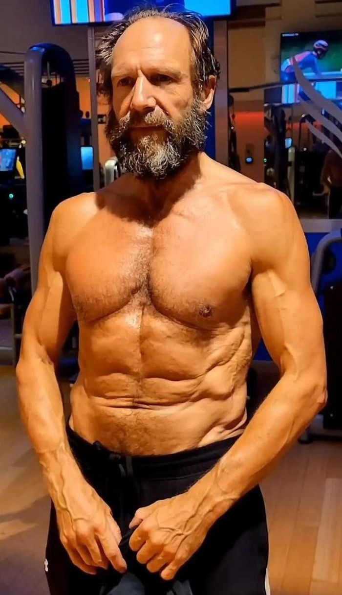 Известный актер произвёл фурор, показав стальные мускулы на тренировке