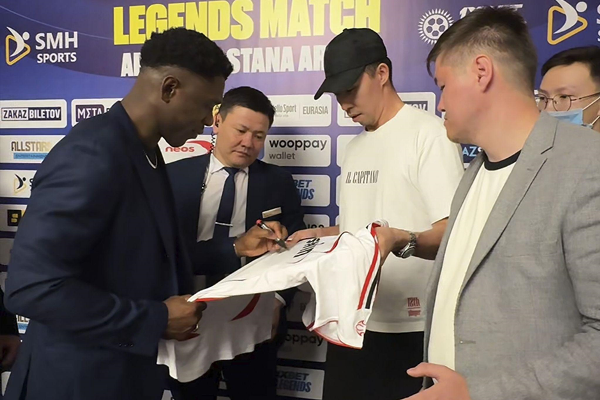 Кларенс Зеедорф выступил на пресс-конференции перед матчем легенд 1XBet в Астане