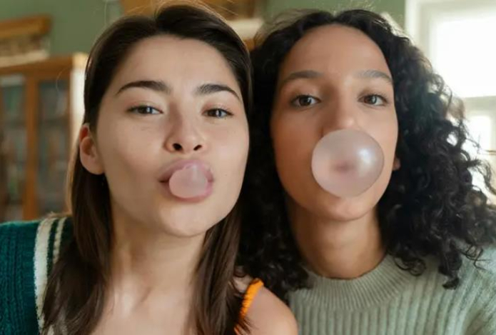 Отклеить жвачку с одежды проще, чем вы думали. Узнайте секрет